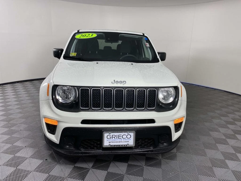Used 2023 White Jeep Latitude image 3