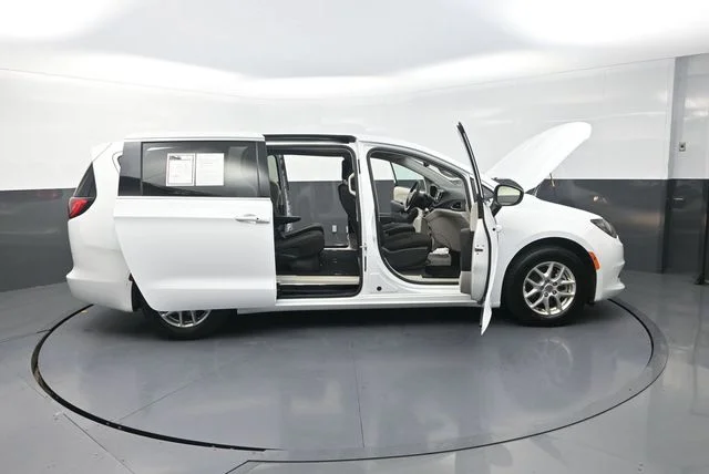 Used 2024 White Chrysler LX image 38