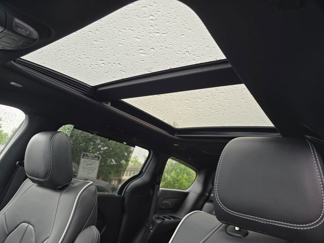 New 2027 Bright White Clear-Coat Exterior Paint Chrysler Limited image 6