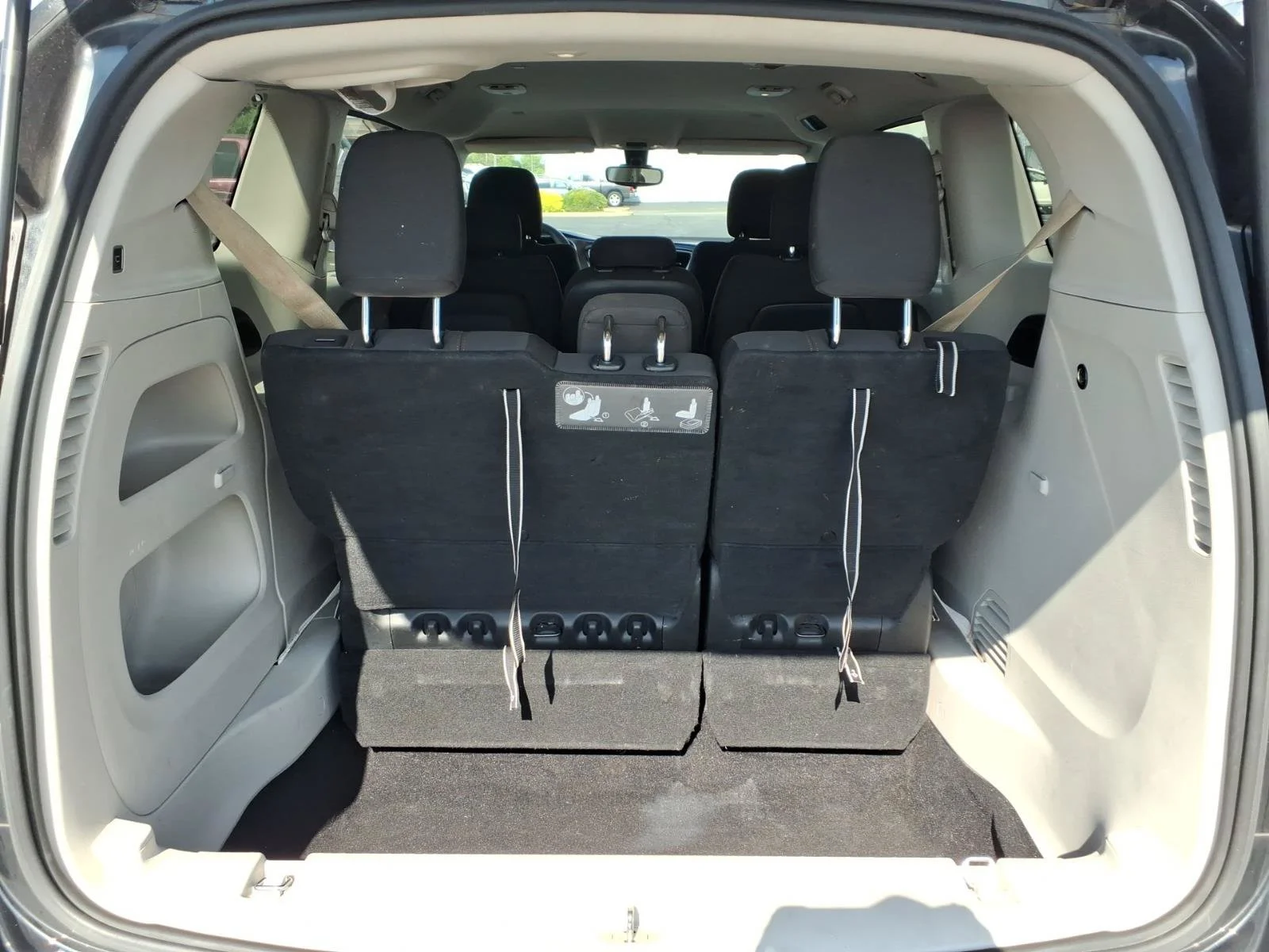 Used 2017 Brilliant Black Crystal Pearlcoat Chrysler Touring image 29