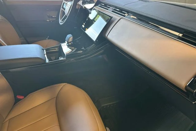 New 2026 Santorini Black Land Rover Dynamic SE image 15