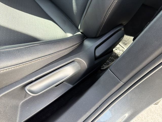 Used 2019  Volkswagen S image 14