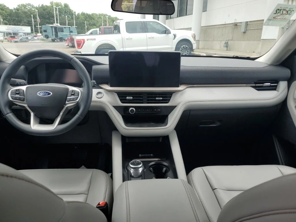 Used 2025 Vapor Blue Ford Active image 10