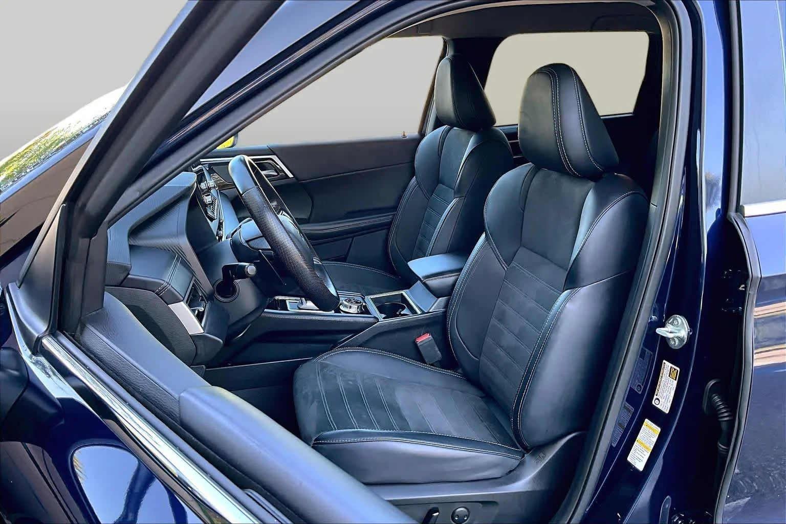 Used 2025 Cosmic Blue Metallic Mitsubishi SE image 9