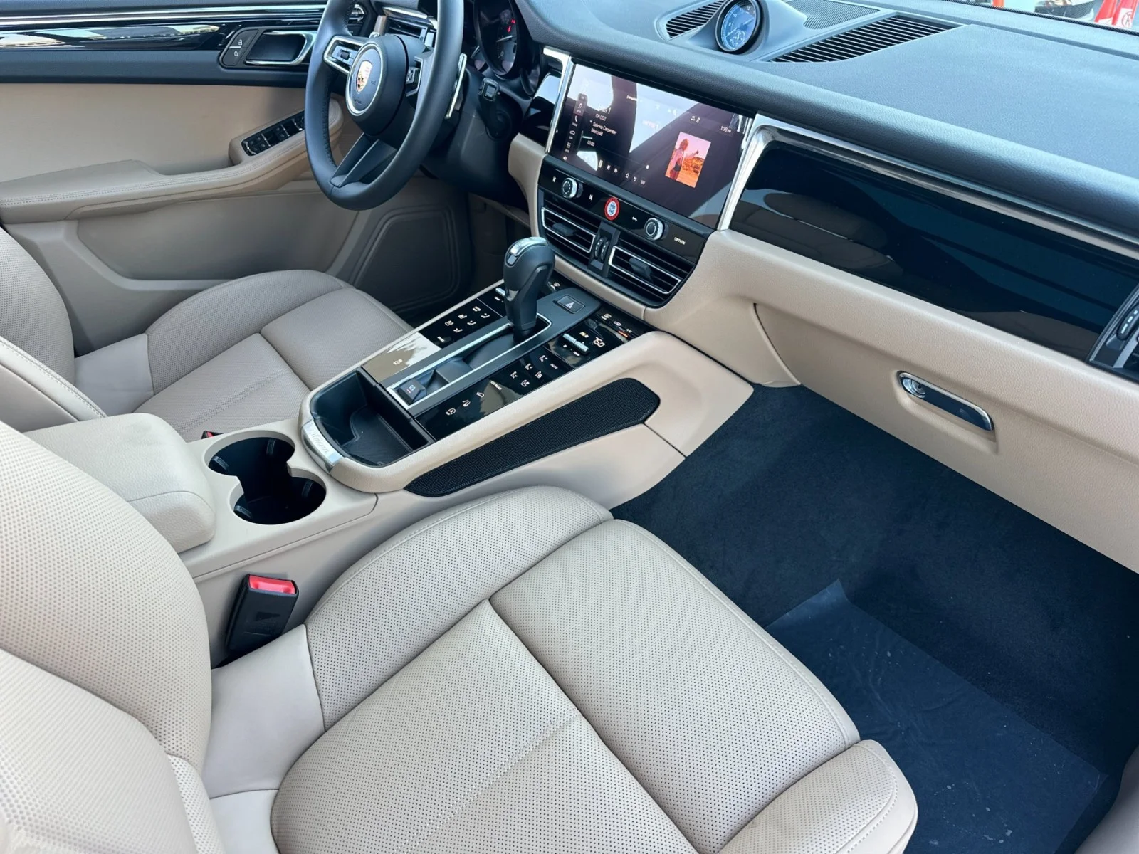 2026 Porsche Macan - Photo 16