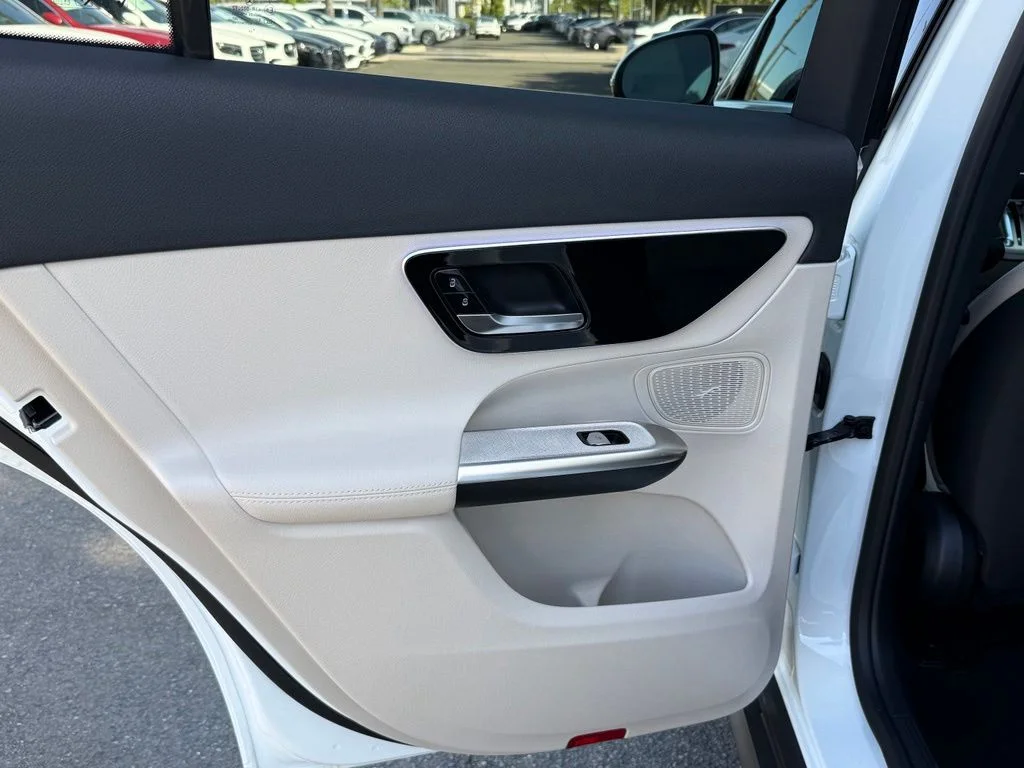 New 2027 White Mercedes-Benz GLC 300 image 23