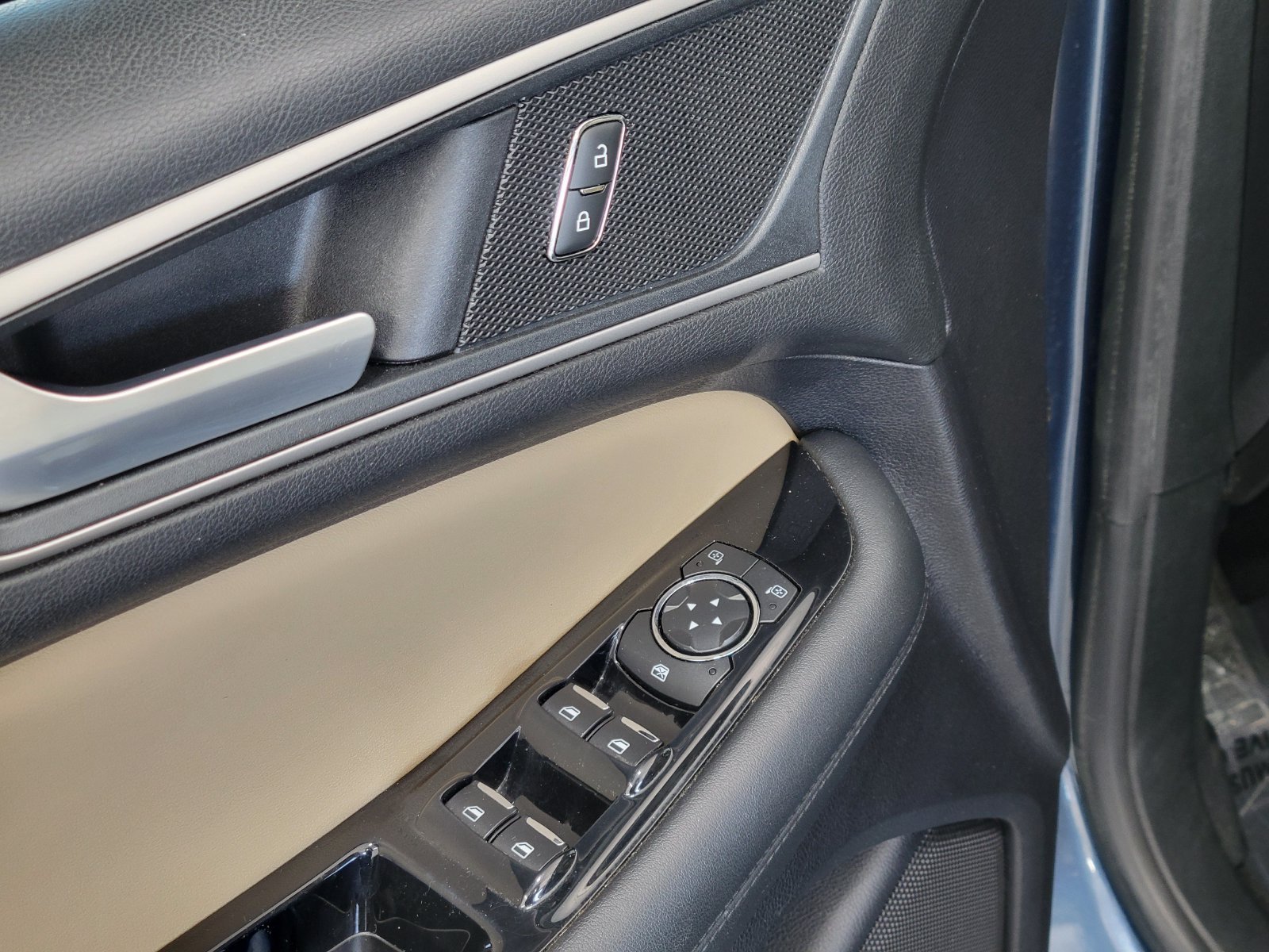 Used 2019 Blue Ford SEL image 7
