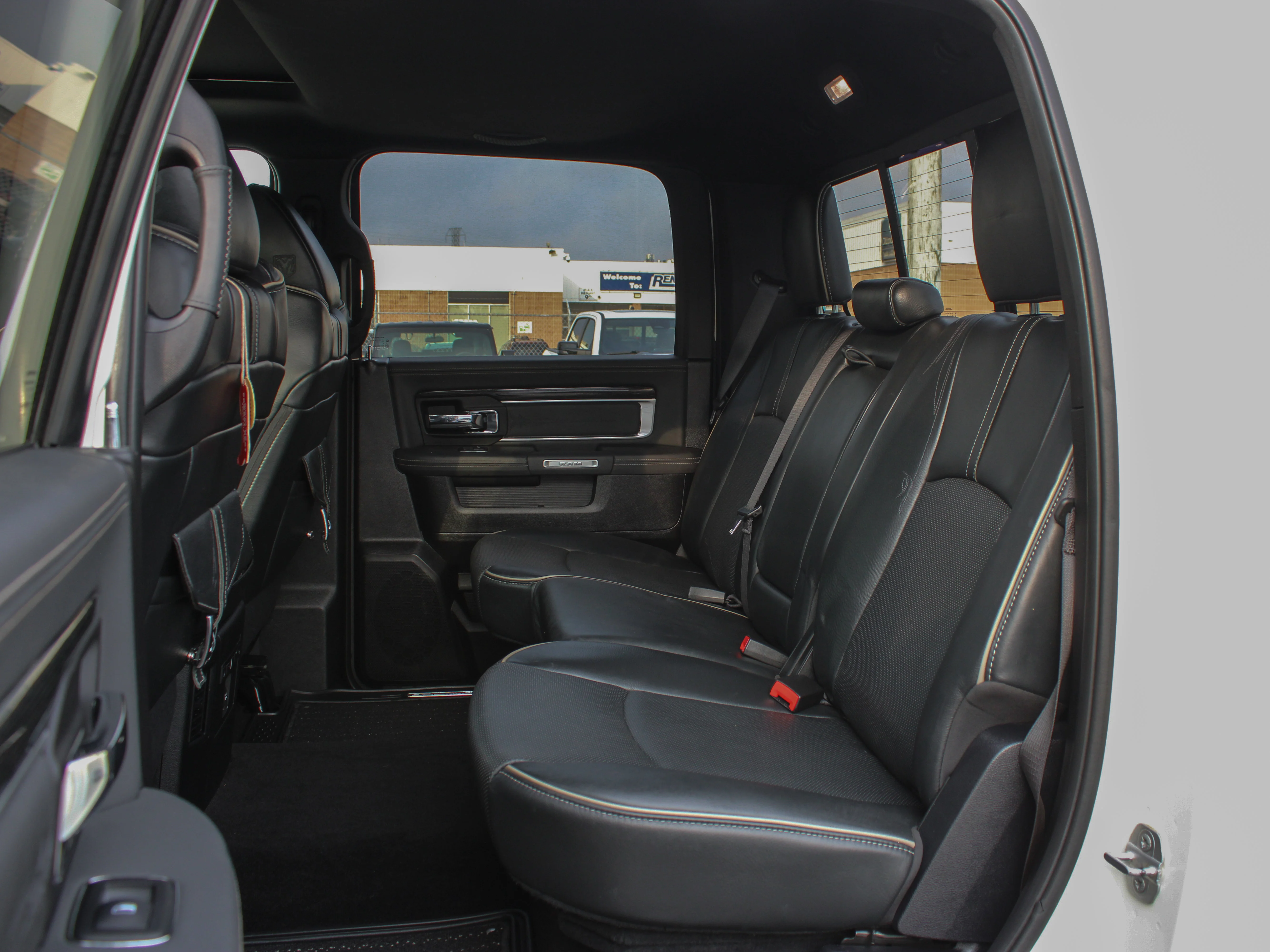 Used 2016 White RAM Limited* | 5.7L V8 | Leather | Heated & Cooled Seats | Sunroof image 15