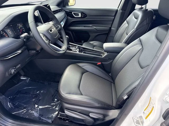 New 2026 Bright White Clear-Coat Exterior Paint Jeep Latitude image 13