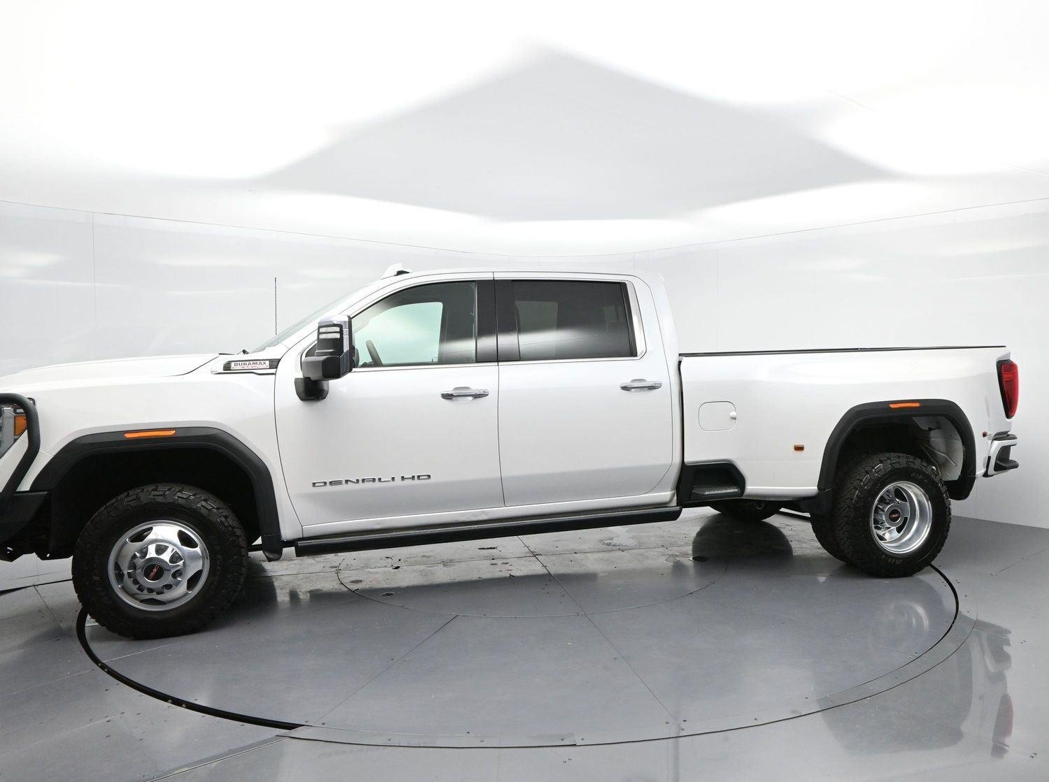 Used 2022 White Frost Tricoat GMC Denali image 4