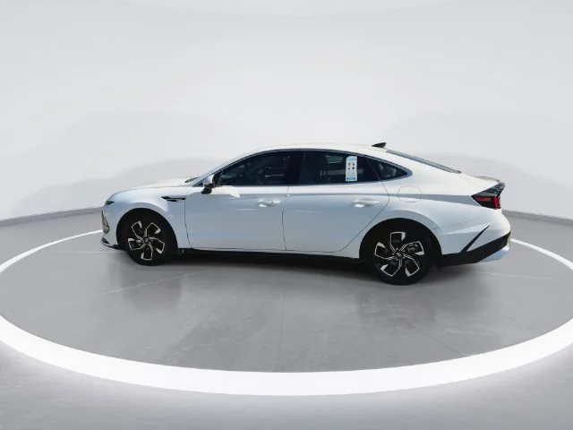 Used 2025 White Hyundai SEL image 5