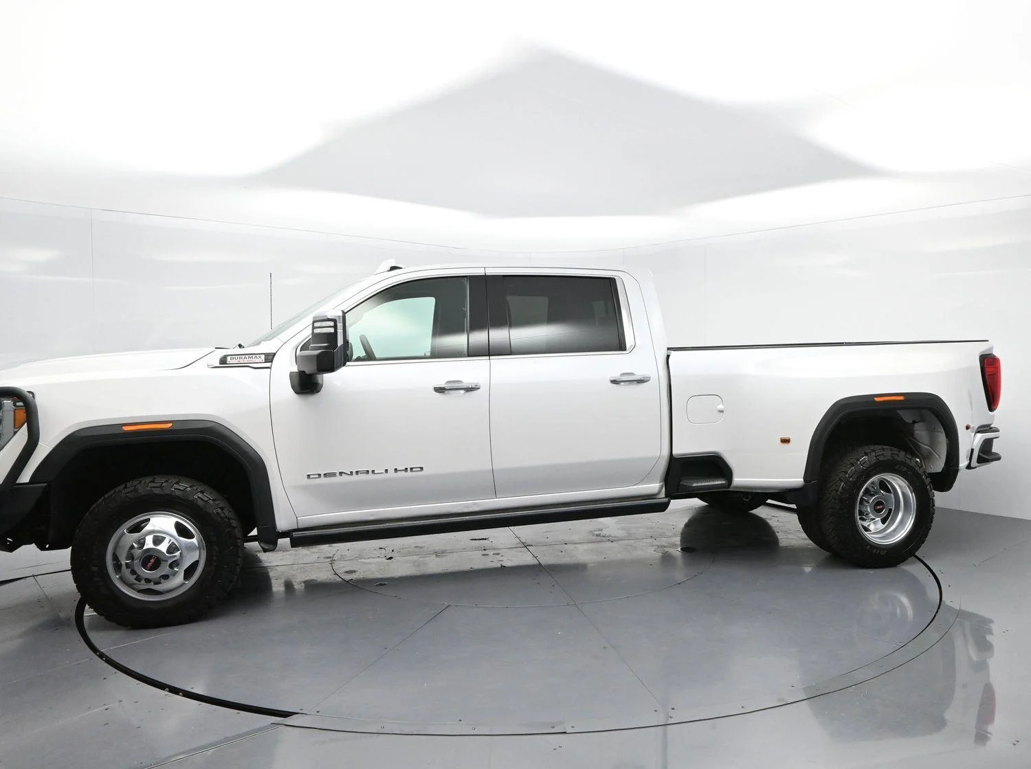 Used 2022 White Frost Tricoat GMC Denali image 4