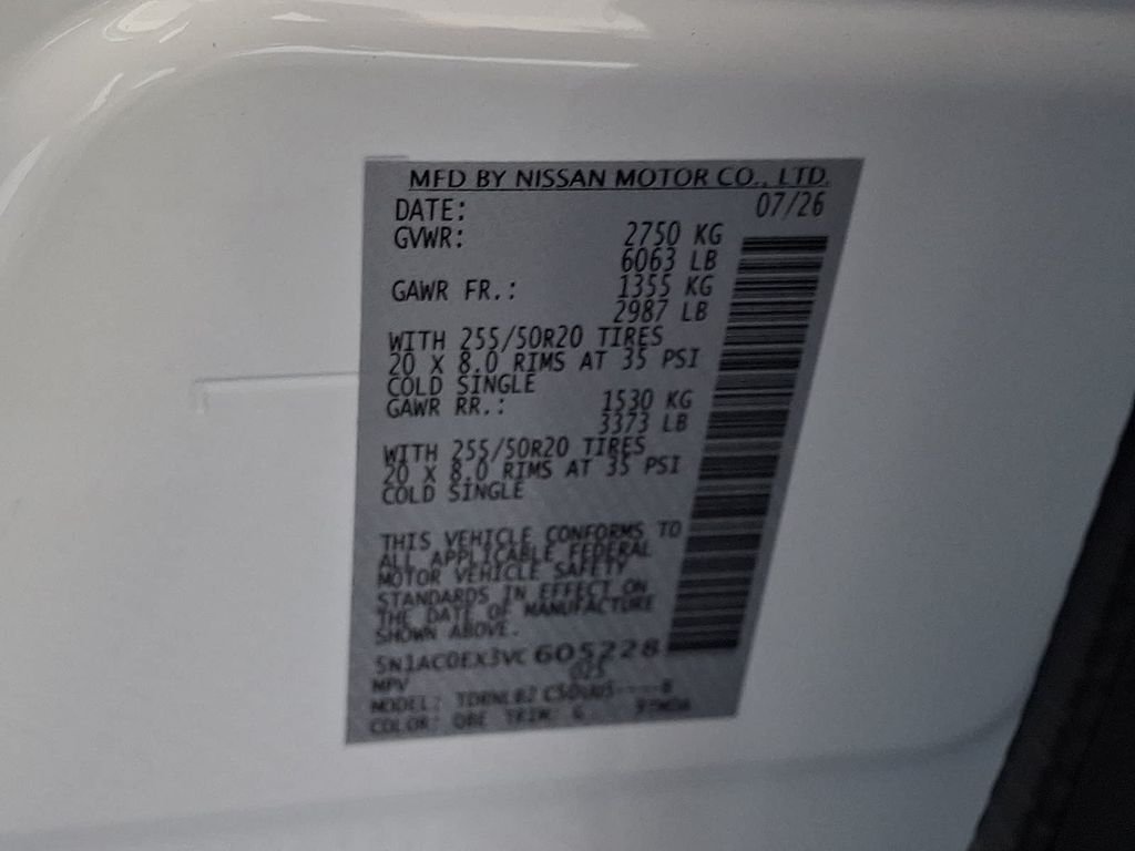 Used 2027 Radiant White INFINITI LUXE image 20