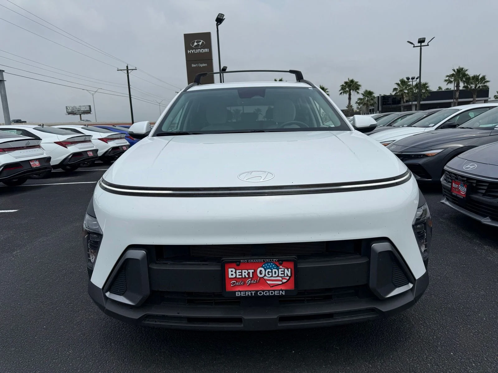 Used 2025 White Hyundai SEL Convenience image 2