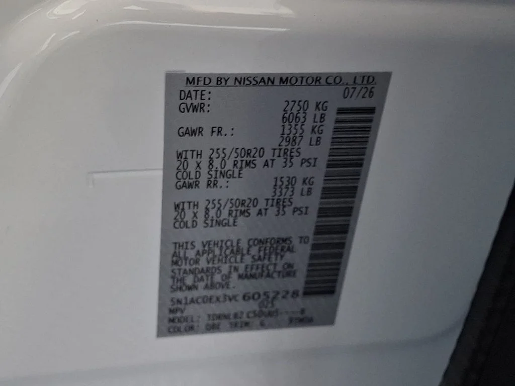 Used 2027 Radiant White INFINITI LUXE image 20