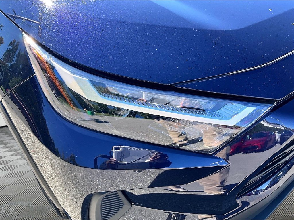 Used 2025  Toyota XLE image 33