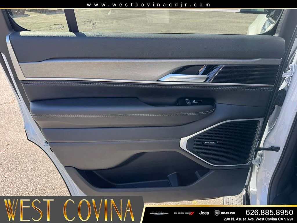 New 2026 Bright White Clear-Coat Exterior Paint Jeep Limited Altitude image 31