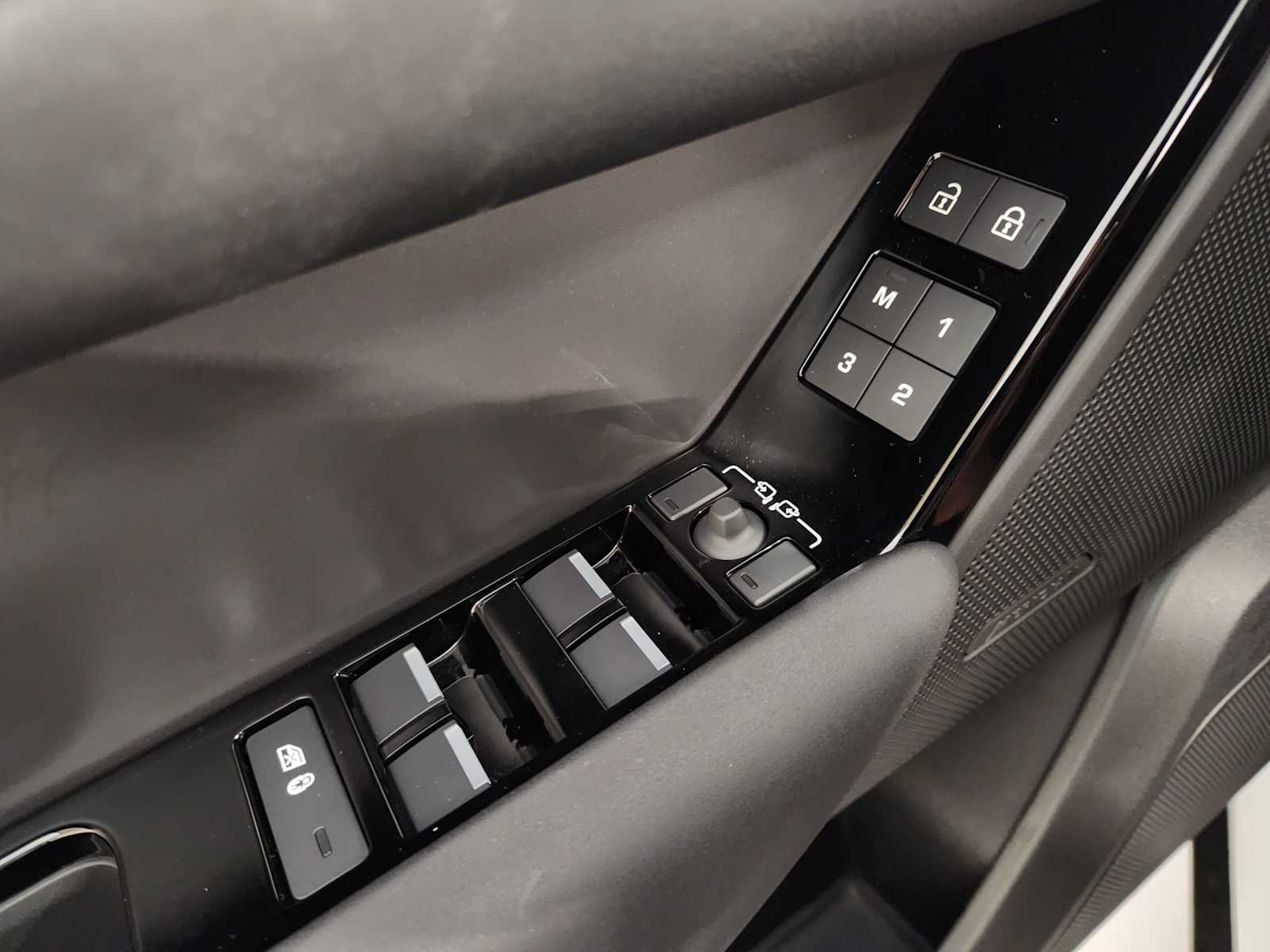 Used 2026 Fuji White Land Rover S image 22
