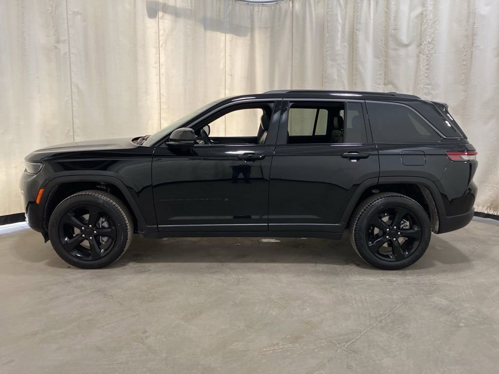 New 2026 Diamond Black Crystal Pearl-Coat Exterior Paint Jeep Limited image 19