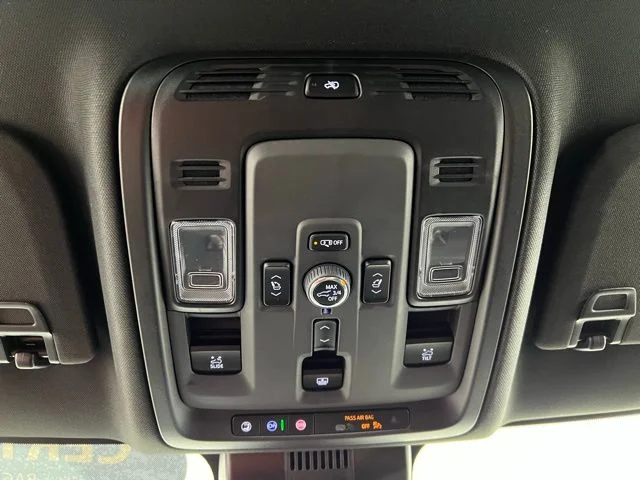 Used 2025 White GMC AT4 Ultimate image 34