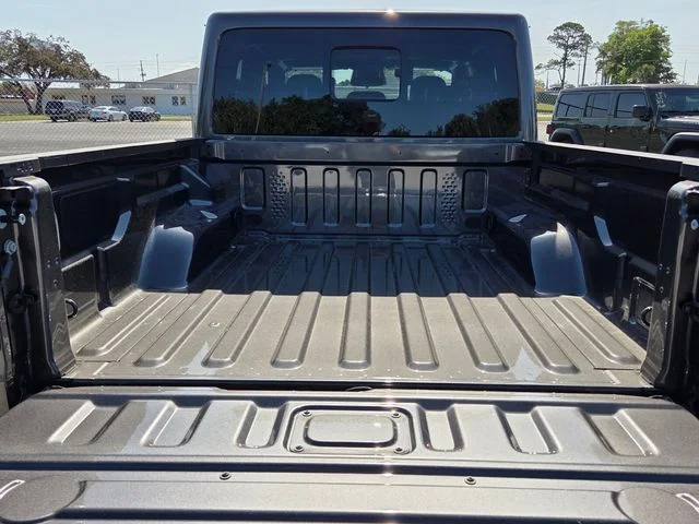 New 2026 Granite Crystal Metallic Clear-Coat Exterior Paint Jeep Sahara image 7