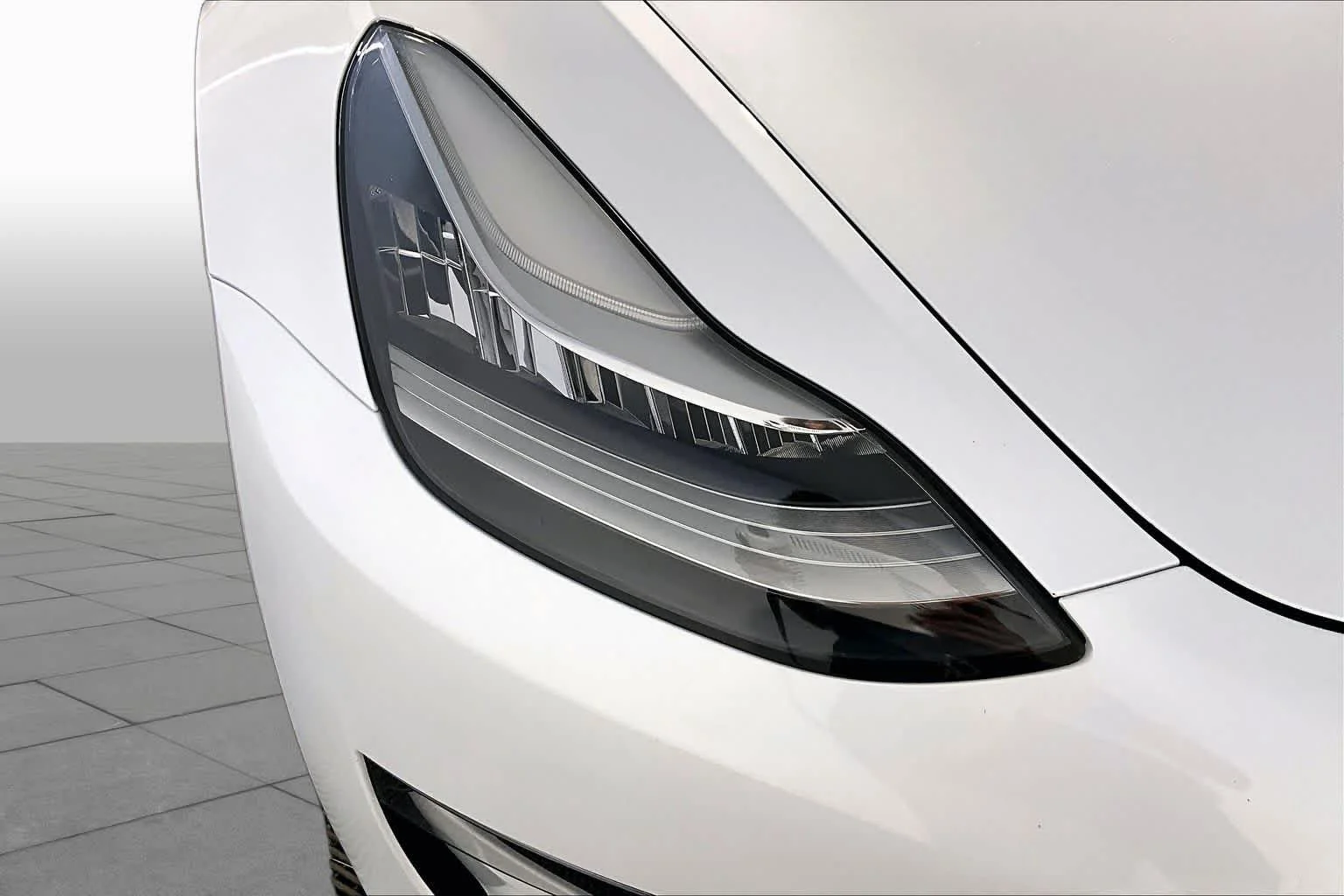 Used 2018 Pearl White Multi-Coat Tesla Long Range Battery image 25