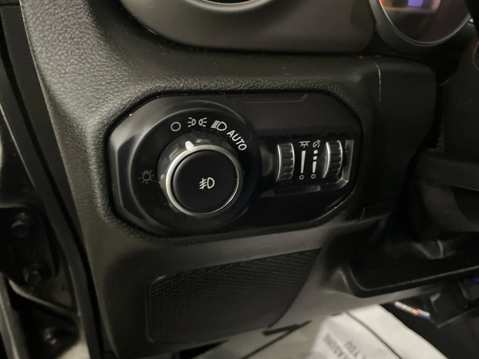 Used 2018 Granite Crystal Metallic Clearcoat Jeep Sport S image 8
