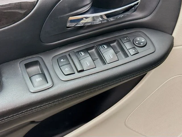 Used 2018 Billet Silver Metallic Clearcoat Dodge SE image 17