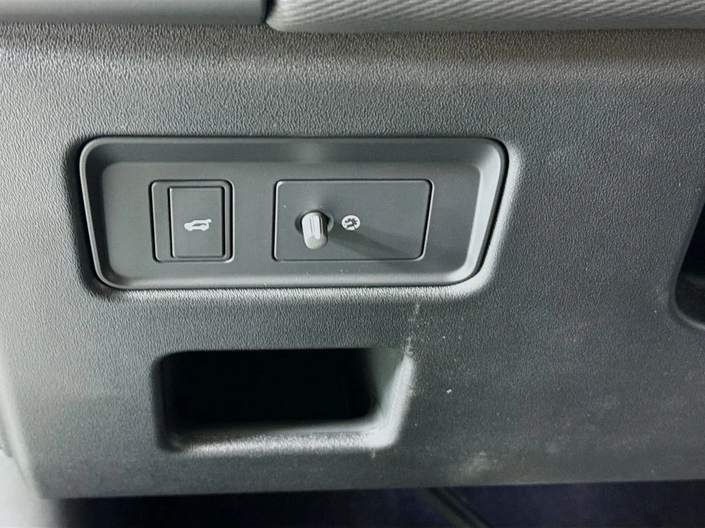 New 2026 Fuji White Land Rover Dynamic SE image 11