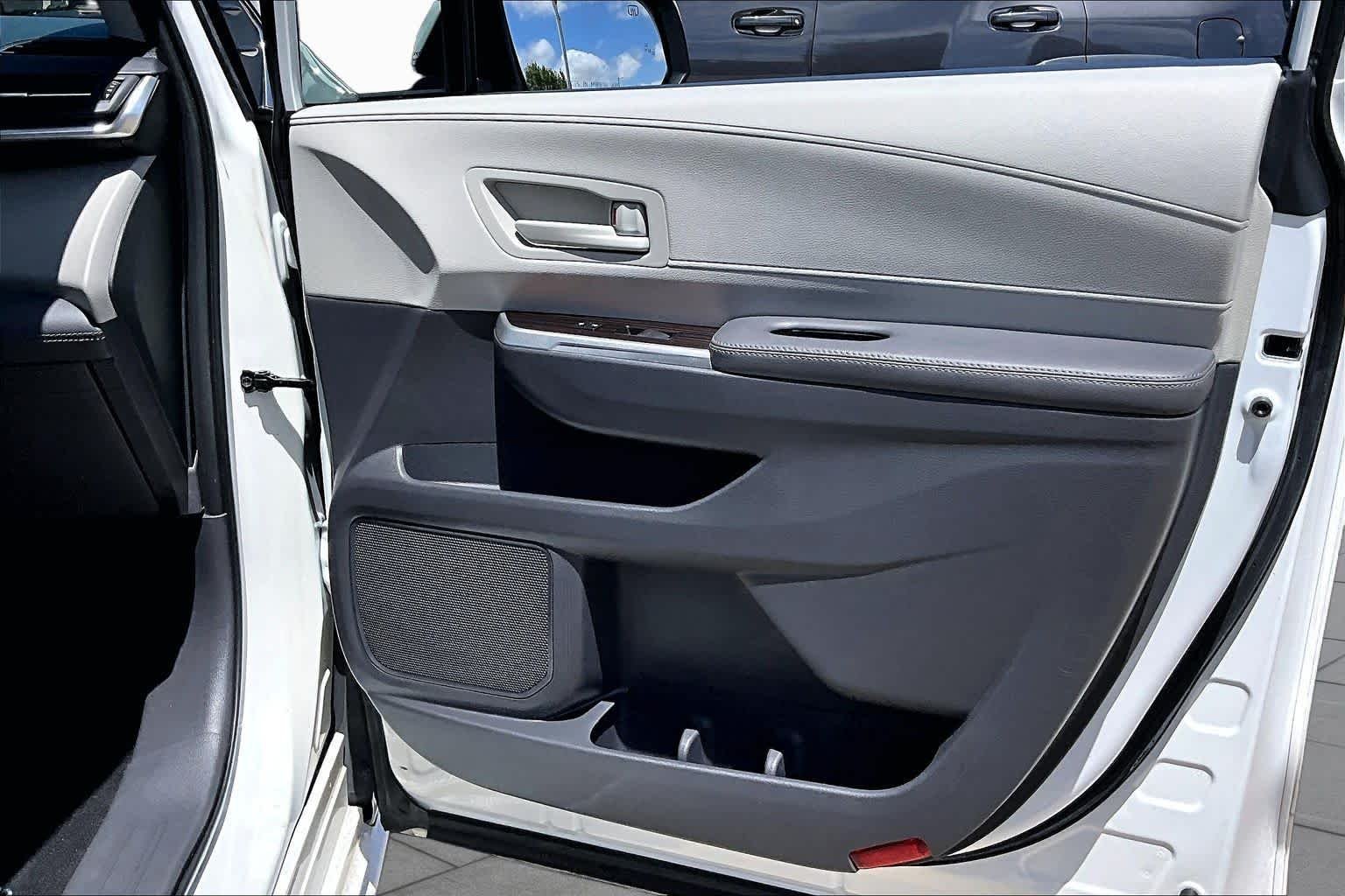 Used 2022 White Toyota LE image 22