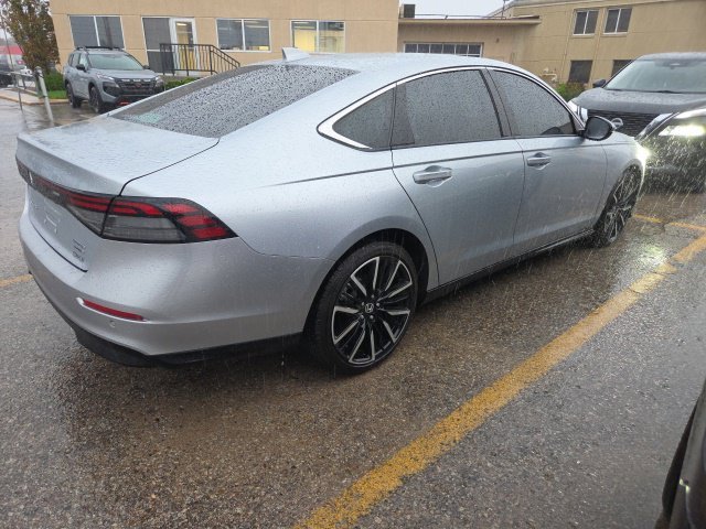 Used 2025 Solar Silver Metallic Honda Touring image 5