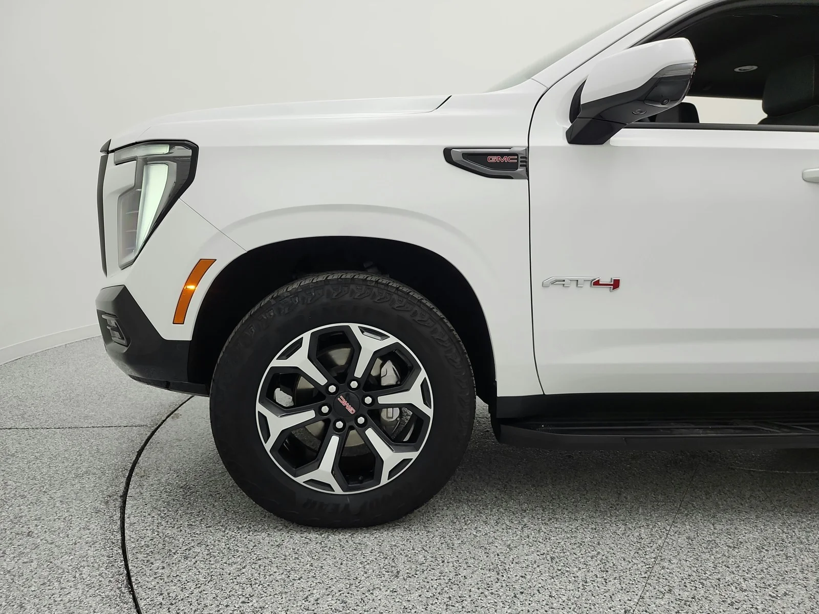Used 2025 Summit White GMC 4WD 4dr AT4 image 17
