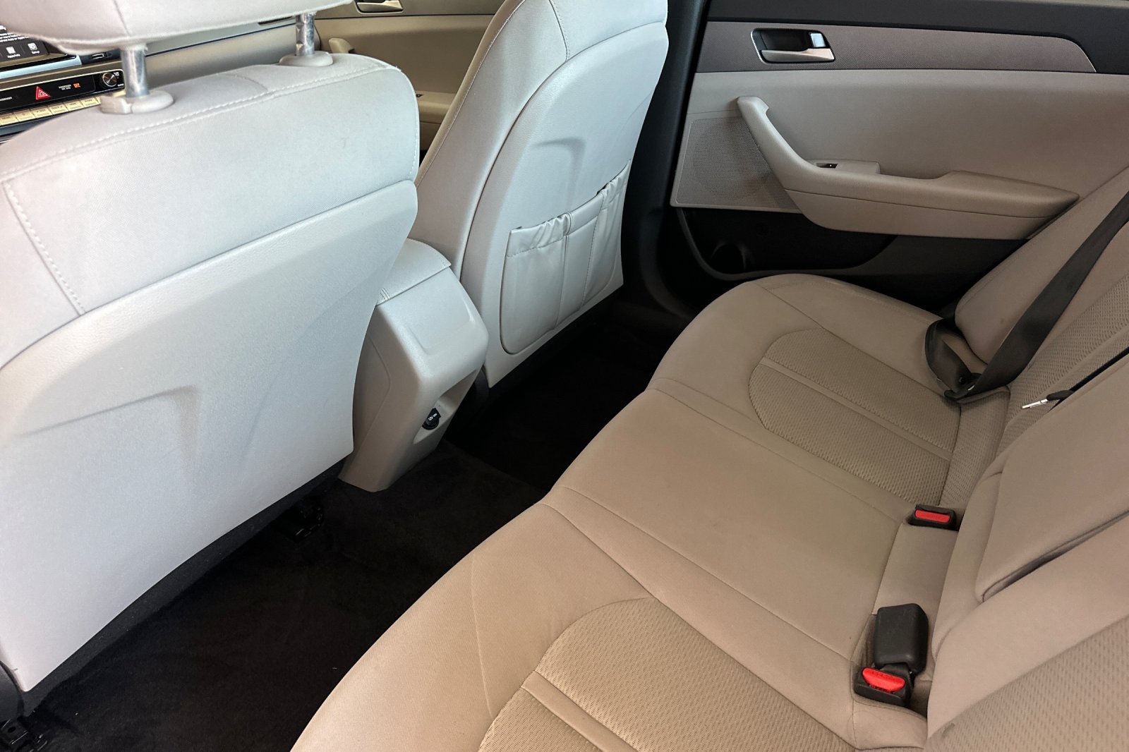 Used 2018 Silver Hyundai SE image 13