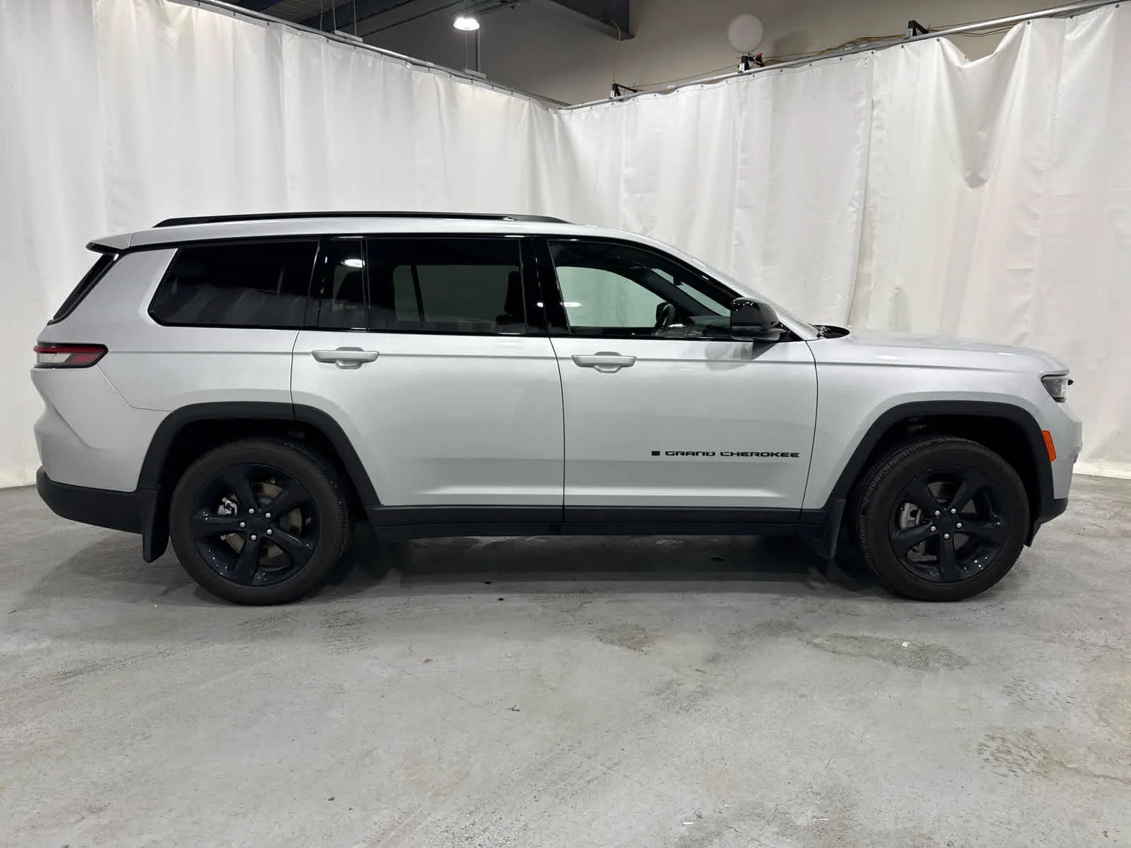 Used 2025 Silver Jeep Altitude 4x4 image 6