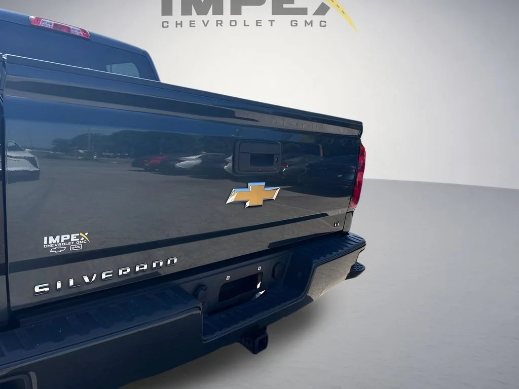 Used 2017 GRAPHITE METALLIC Chevrolet LT image 32