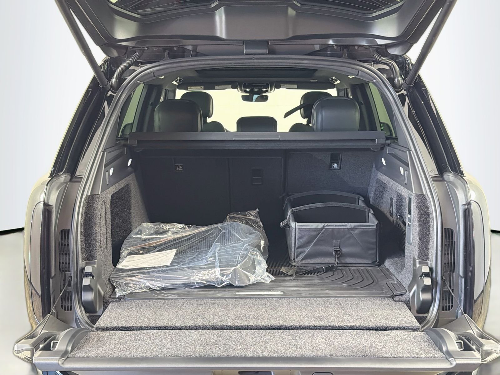 New 2026 Santorini Black Land Rover SE image 29