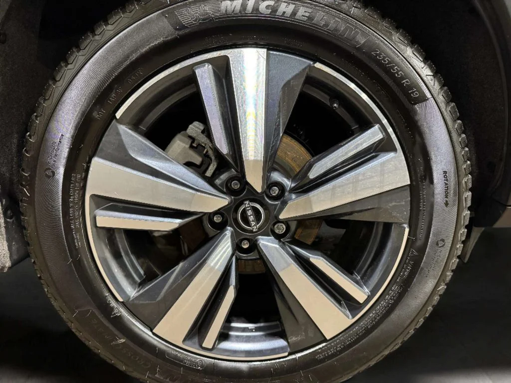 Certified Used 2023 Pearl White Tricoat/Super Black Nissan SL image 31