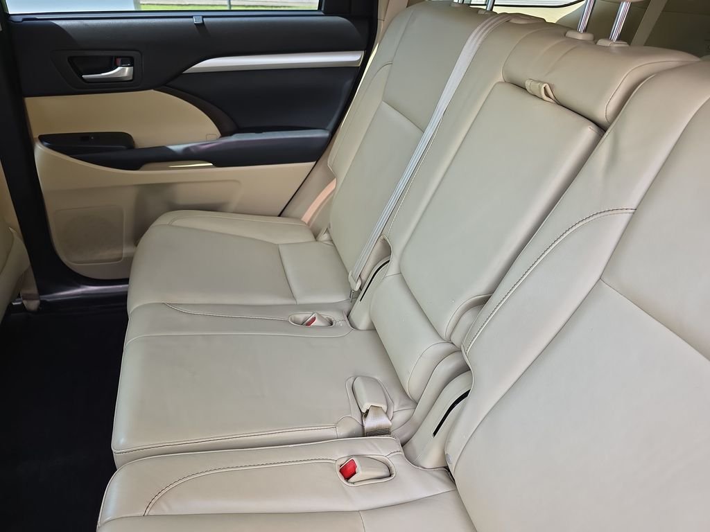 Used 2015 Red Toyota XLE V6 image 19