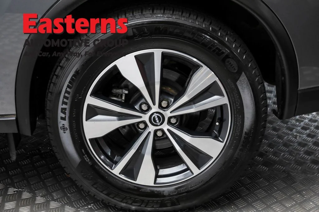 Used 2023 Gray Nissan SV image 8