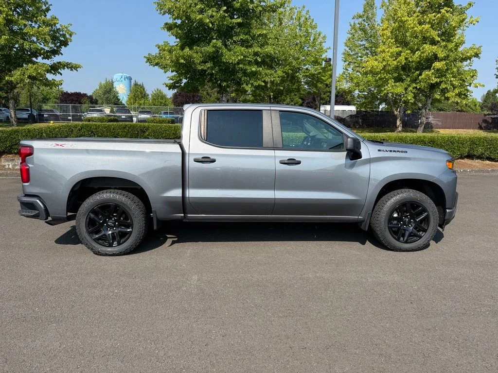Used 2022 Satin Steel Metallic Chevrolet Custom image 8