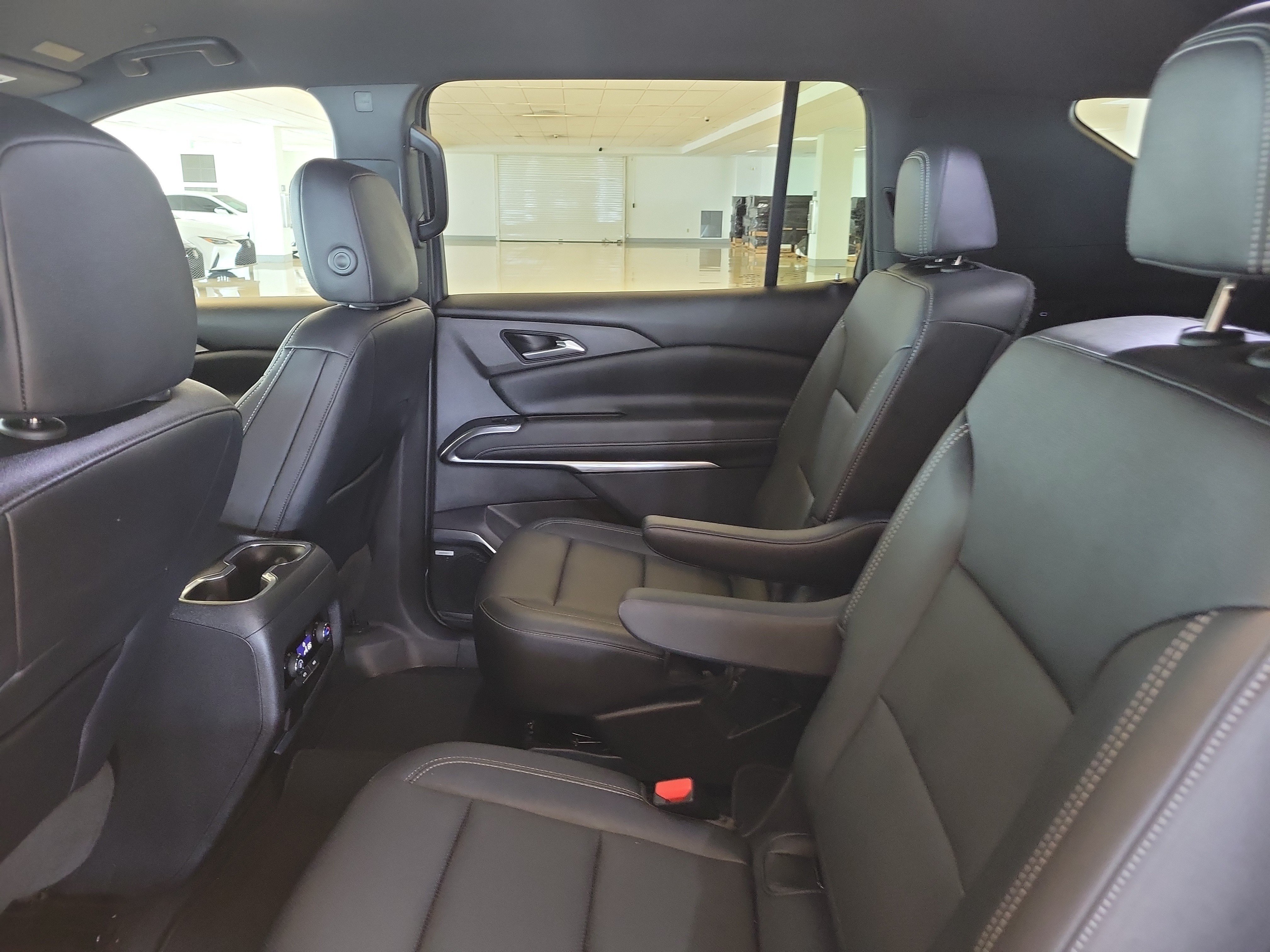 Used 2024 Iridescent Pearl Tricoat Chevrolet FWD LT image 19