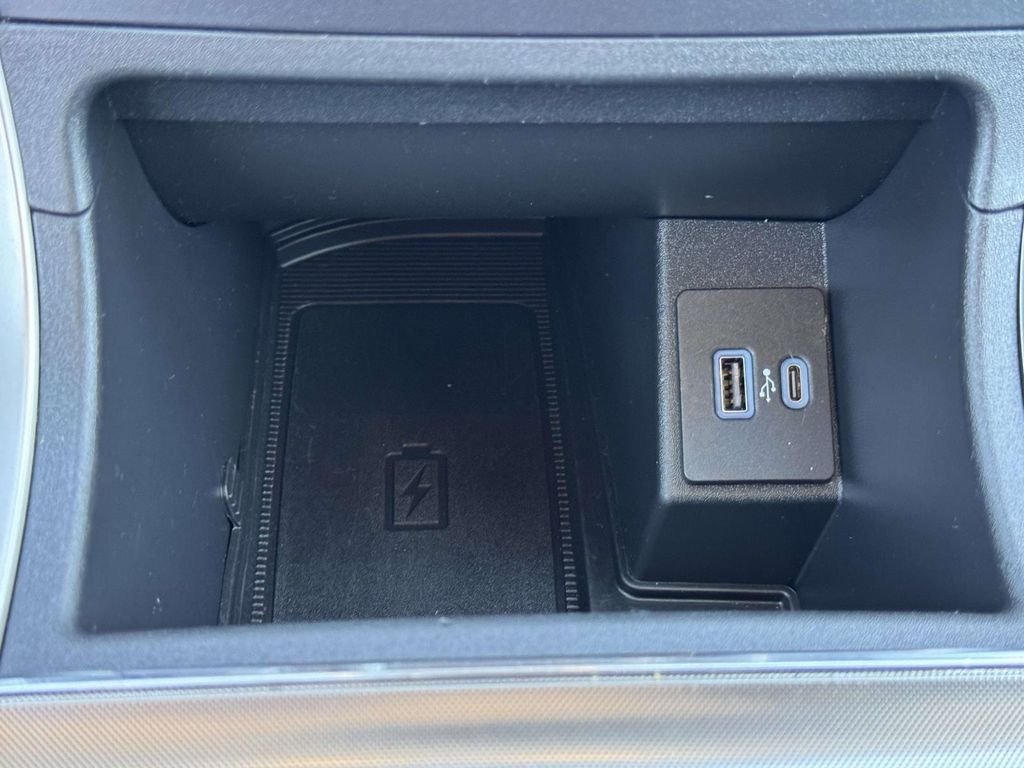 Used 2022 White Ford SEL image 9