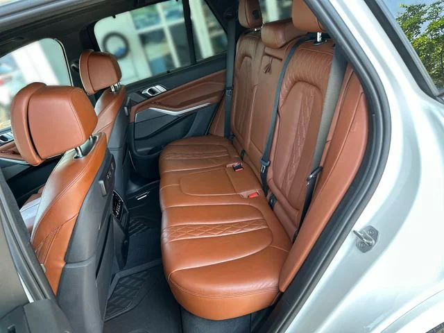 Used 2019 White BMW xDrive40i image 24