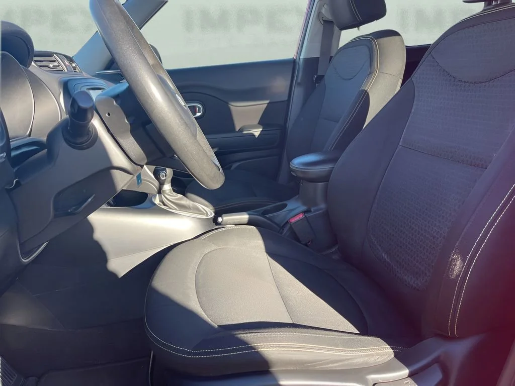Used 2016  Kia + image 10