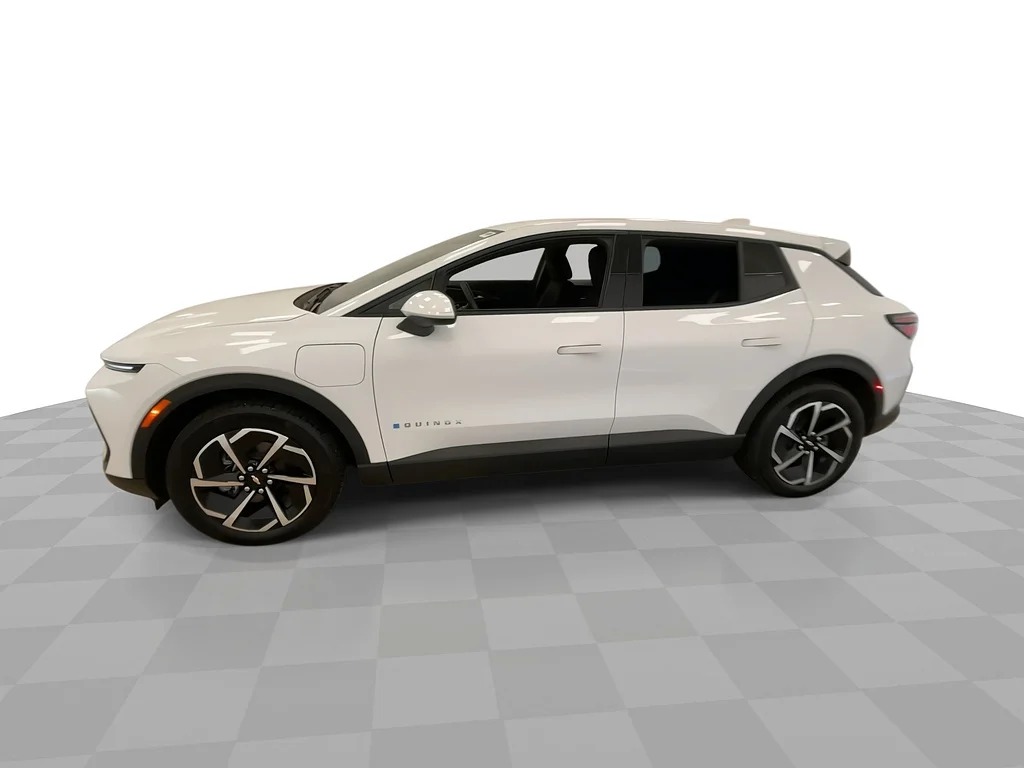 Used 2025 Summit White Chevrolet LT image 6