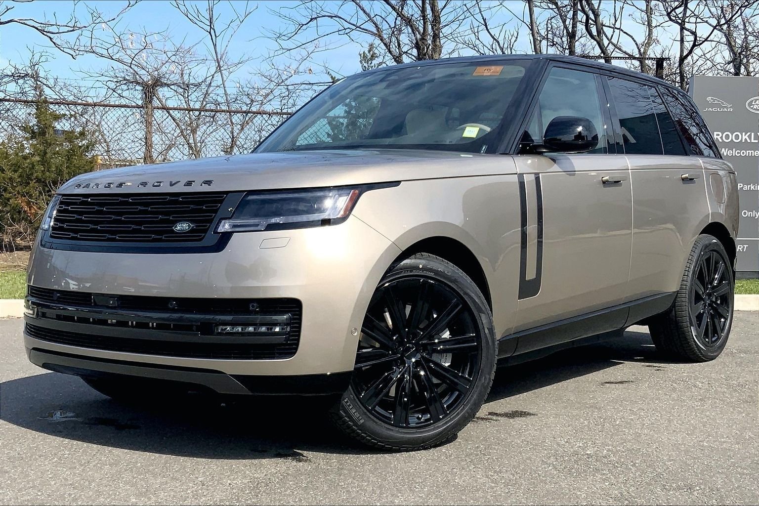 2026 Land Rover Range Rover 3.0 PHEV SE SWB's photo