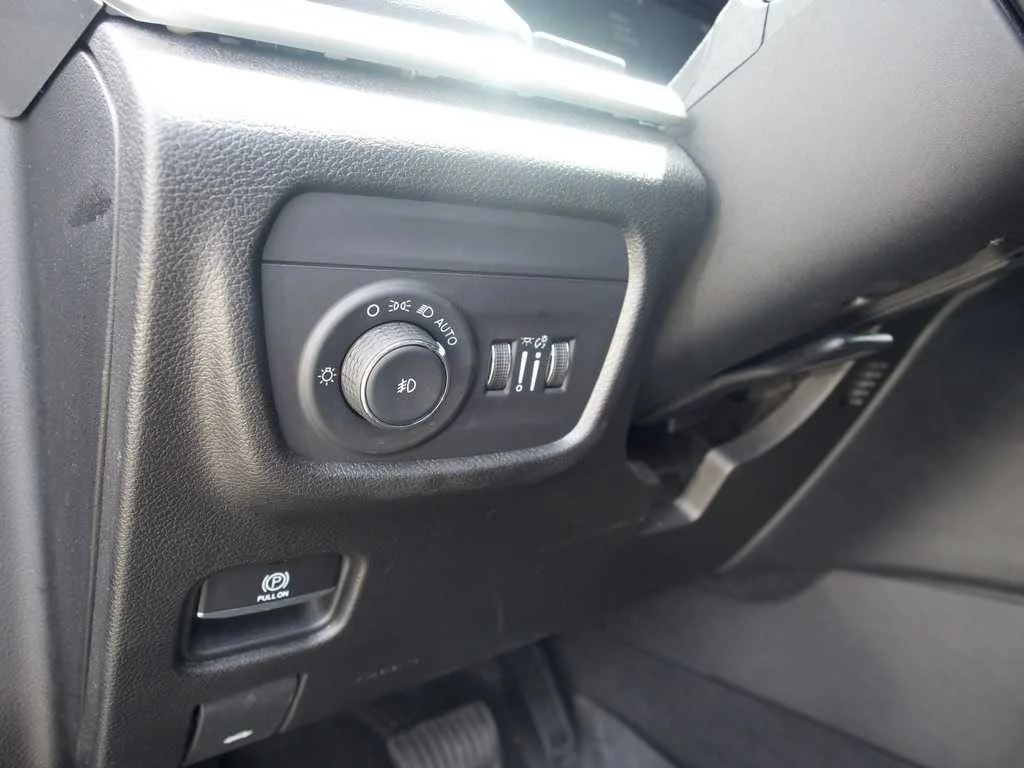 Certified Used 2022 Black Jeep Limited 4x4 image 17