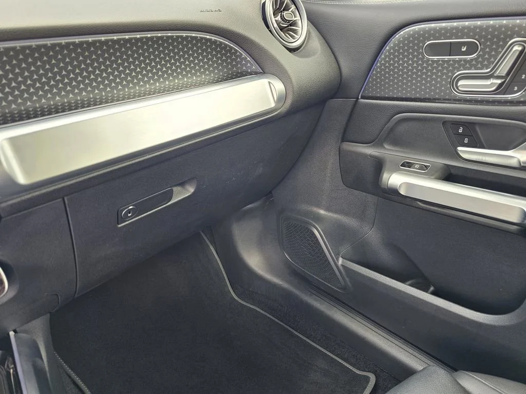 Used 2024  Mercedes-Benz GLB 250 image 28