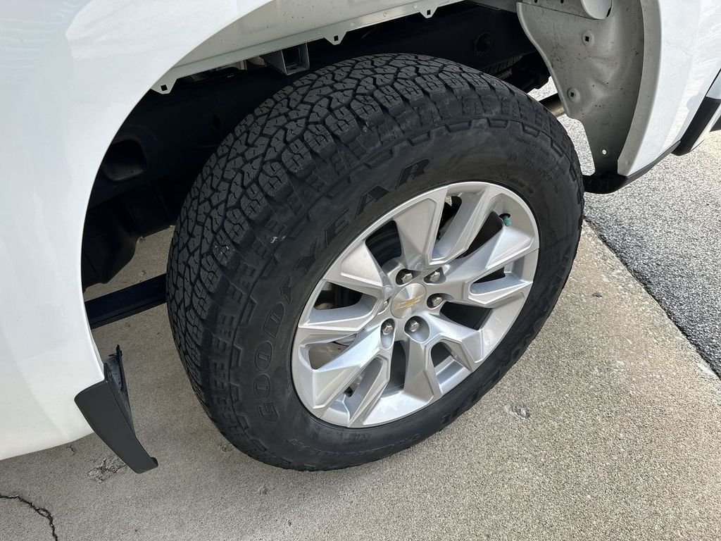 Used 2020 White Chevrolet Custom image 27