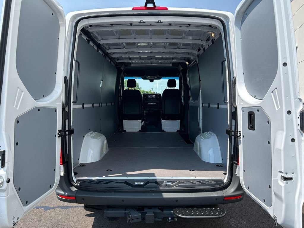 New 2026 Arctic+White Mercedes-Benz Cargo 144 WB image 40
